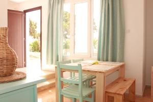 卡拉恩·布拉內斯Yucas Homes的一间带木桌和椅子的用餐室