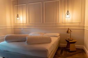 西斯蒂亚纳Locanda Gaudemus Boutique Hotel的房间里的一张床位,上面有两个灯