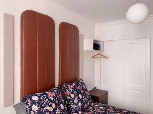 巴黎Chambre d’hôtes - Marais的一间带两张枕头的沙发的客房
