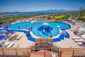 伊罗达Elounda Water Park Residence Hotel的一个带水滑梯的大型游泳池