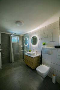 福纽德Kégli_Fonyód的浴室配有卫生间、盥洗盆和淋浴。