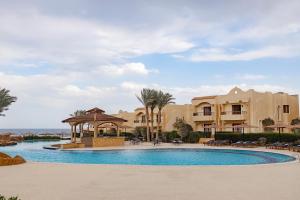 库塞尔Life Resorts Coral Hills Beach & SPA的一个带游泳池和凉亭的度假胜地