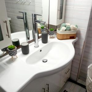 VathíΞενώνας Vasiliki的浴室设有白色水槽和镜子