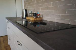 代特莫尔德Villa Rosa - Sky的一个带黑色台面的厨房台面