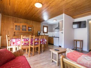 瓦卢瓦尔Appartement Valloire, 2 pièces, 6 personnes - FR-1-263-500的客厅以及带桌椅的厨房。