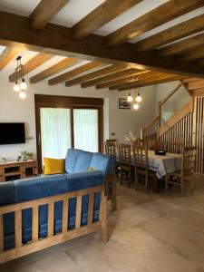 阿瑞特扎Casa Rural Launtzin Landetxea的客厅配有蓝色的沙发和桌子