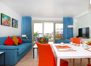 LowlandsRoyal Islander Club Resort La Terrasse的客厅配有蓝色的沙发和桌子