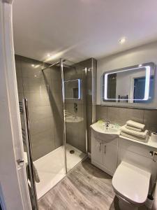 布里德灵顿雷夫尔斯托克酒店的带淋浴、卫生间和盥洗盆的浴室