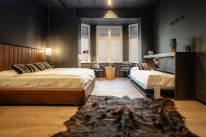 贝加莫AR Prestige Penthouse - TriBeCa Loft的一间带两张床的卧室和地毯