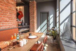 贝加莫AR Prestige Penthouse - TriBeCa Loft的一个带砖墙的阳台的木桌