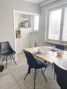 赫尔辛基Scandinavian Home 17 city Center Työmiehenkatu 2B的一间带木桌和椅子的用餐室