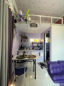 UrdanetaJC Unit #8的厨房以及带桌子和紫色椅子的用餐室
