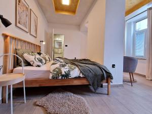罗加斯卡斯拉提纳Apartment Center Rogaška - Pubyland的一间卧室配有一张带木制床头板的床
