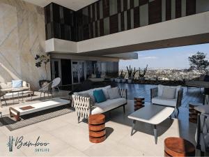 瓜达拉哈拉Luxury Condo in Lobby33 near Andares By Bamboo的庭院内的客厅配有沙发和椅子