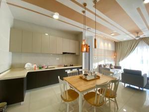 新山Royal Strand Danga Bay Abang Payung的厨房以及带桌椅的用餐室。