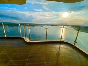 新山Royal Strand Danga Bay Abang Payung的从游轮甲板上欣赏美景