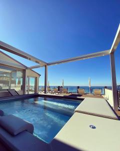 巴多利诺莱蒂齐亚别墅酒店的海景游泳池