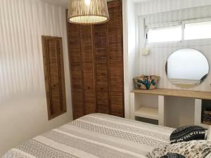 拉斯内格拉斯Bonito apartamento con vistas al mar的一间卧室配有一张床和一面大镜子
