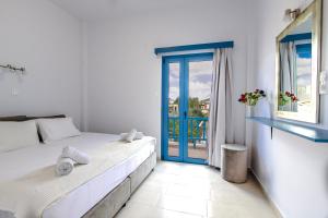 帕罗奇亚Porto Bello di Paros的一间卧室设有一张床和一个美景窗户。