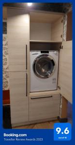 塞格德Blonde River Apartman Móra Szeged的带橱柜的厨房内的洗衣机和烘干机
