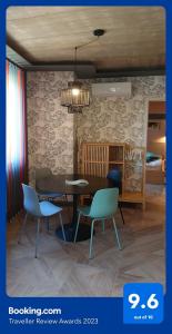 塞格德Blonde River Apartman Móra Szeged的一间带桌子和两把椅子的用餐室