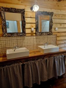 波德戈里察Wolf & Sheep Nature & Adventure的浴室设有2个水槽和镜子