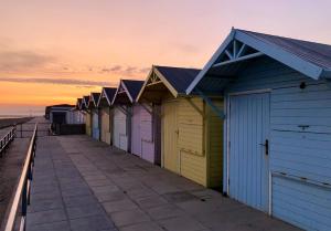 弗利特伍德Kelvin House的日落时分在码头上排的海滩小屋