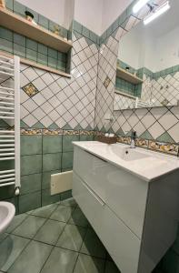 庞贝Gioielli House Pompei的一间带水槽和镜子的浴室