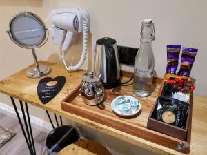斯坦利Tu Guesthouse的一张桌子、一部电话和一台咖啡机