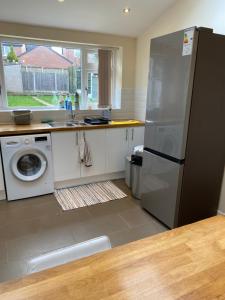 曼彻斯特Greenwood的厨房配有不锈钢冰箱和洗碗机