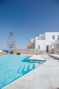 米克诺斯城Arocaria Mykonos的白色建筑前的游泳池