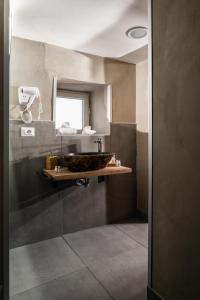 那不勒斯Pendino Luxury Rooms的一间带水槽和镜子的浴室