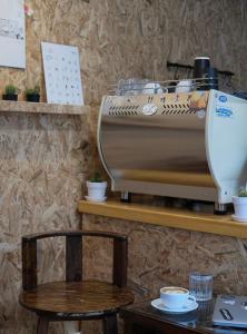 清迈@Home Hostel Wua Lai的桌子旁的架子上的一个咖啡机