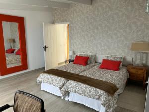 加拉奇科Casa La Oliva的一间卧室配有一张大床和两个红色枕头