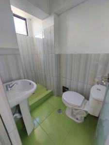 阿亚库乔Disha's Home Casa Hospedaje的浴室配有白色卫生间和盥洗盆。