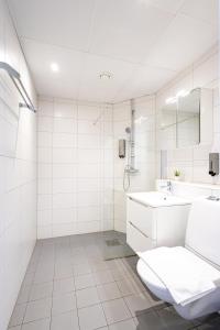 厄勒布鲁亚尔马酒店的白色的浴室设有卫生间和水槽。