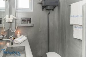 阿达玛斯Thalassitra Village Hotel的一间带卫生间和水槽的浴室