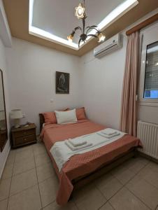 古瓦伊Kouriton apartment is an ideal place to relax的一间带床的卧室,位于带窗户的房间内