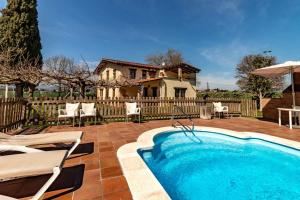 赫罗纳Can Salvà Casa rural en magnífico entorno natural的房屋前的游泳池