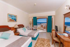 库塞尔Life Resorts Coral Hills Beach & SPA的酒店客房配有两张床和一张书桌