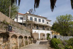 辛特拉Quinta da Paciencia的石墙后面的白色大房子