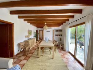 波连斯萨Encant的一间客厅,客厅内配有桌椅