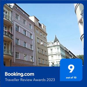 卡罗维发利假日公寓酒店的一张建筑图,上面有蓝色标志,上面写着旅行评审奖