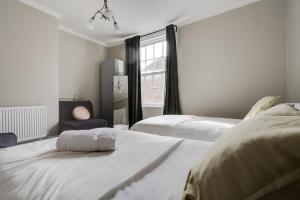 利物浦Rodney Street Luxury Townhouse & Apartments, Central & Stylish的一间白色卧室,配有两张床和窗户