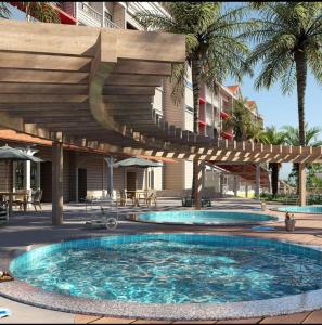 阿瓜斯-迪圣佩德罗São Pedro Thermas Resort Parque的一个带木制凉亭的室外游泳池