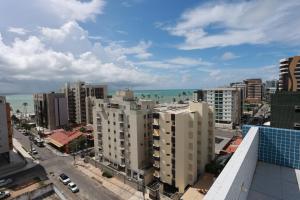 马塞约Maceio ferias apto completo a 100 metros da praia的享有拥有建筑和大海的城市美景