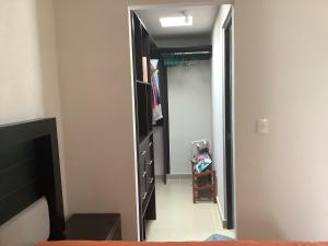SanctórumCasa Meneses的一间卧室配有带镜子的步入式衣柜