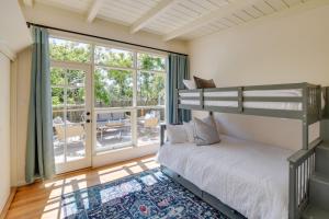 卡梅尔Vacation Rental Home about 1 Mi to Carmel Beach!的一间带双层床的卧室和一个阳台
