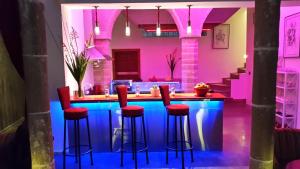 拉巴特里亚德卡拉2号住宿加早餐旅馆的厨房设有带红色凳子的酒吧
