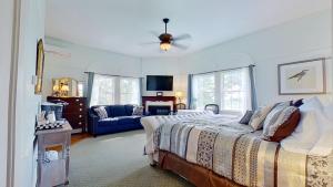 GrotonJohn Joseph Inn的一间卧室配有一张床和一张蓝色的沙发